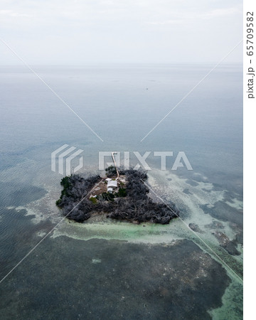 Small island with house near Seven Mile Bridge in Florida, USA Small island with house near Seven Mile Bridge in Florida, USA 65709582