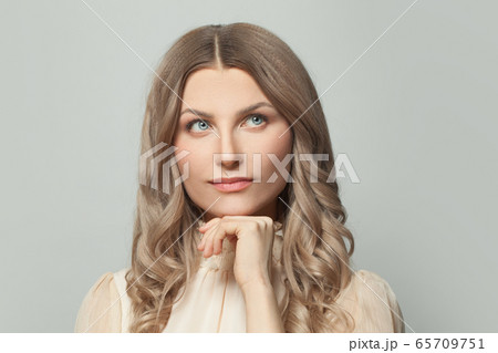 Nice woman with natural skin and healthy hair 65709751