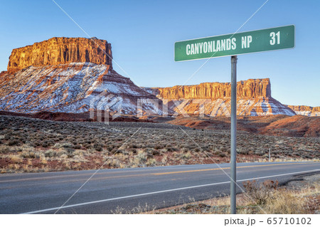 Canyonlands  National Park 31 miles road sign 65710102