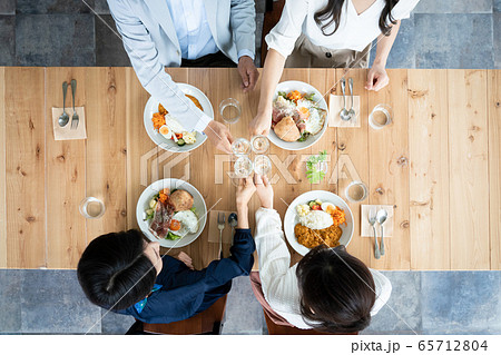 乾杯　パーティー　ワイン　料理 65712804