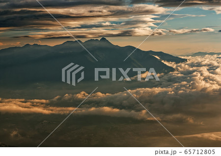 甲斐駒ヶ岳から見る夜明けの八ヶ岳 65712805