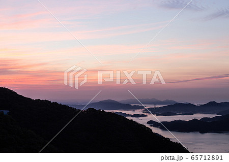 瀬戸内海の夜明け　竜王山から 65712891