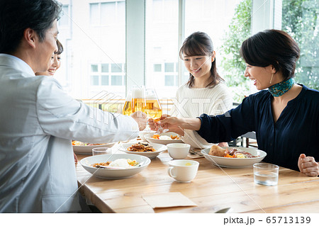 乾杯　パーティー　ワイン　料理　食事 65713139
