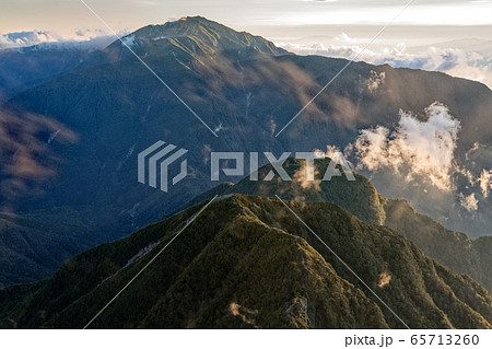 甲斐駒ヶ岳から見る夕照の仙丈ヶ岳 65713260