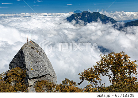 甲斐駒ヶ岳・黒戸尾根から見る雲海と鳳凰山・富士山 甲斐駒ヶ岳・黒戸尾根から見る雲海と鳳凰山・富士山 65713309