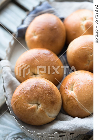 焼きたてのベーグル 65713392