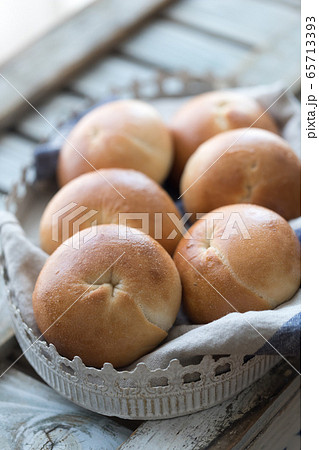 焼きたてのベーグル 65713393