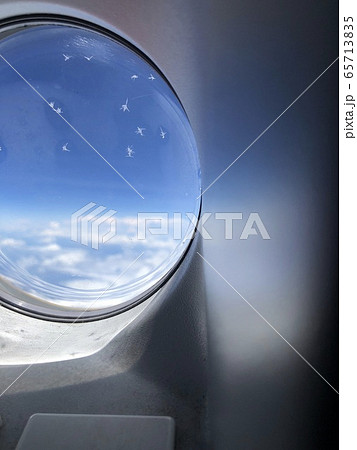 飛行機の窓についた氷の結晶 65713835