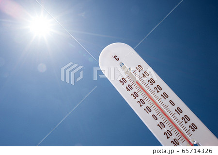 太陽と温度計 65714326