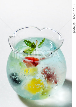 丸くてかわいいフルーツゼリー　Round and cute cold fruit jelly 65714462