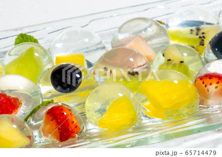 丸くてかわいいフルーツゼリー Round and cute cold fruit jelly 丸くてかわいいフルーツゼリー Round and cute cold fruit jelly 65714479