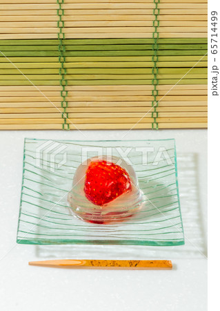 丸くてかわいいフルーツゼリー Round and cute cold fruit jelly 丸くてかわいいフルーツゼリー Round and cute cold fruit jelly 65714499
