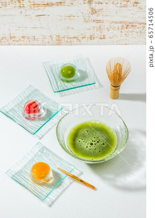 丸くてかわいいフルーツゼリー Round and cute cold fruit jelly 丸くてかわいいフルーツゼリー Round and cute cold fruit jelly 65714506