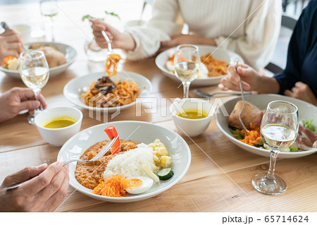 パーティー　ワイン　料理　食事 65714624