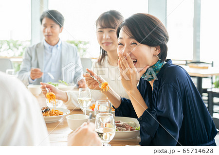 パーティー ワイン 料理 食事 パーティー ワイン 料理 食事 65714628