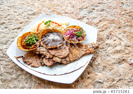 メキシコ料理　チチェン・イッツァのレストラン　チョコレートを使った料理ソース　モレ　タコスと肉料理 65715261