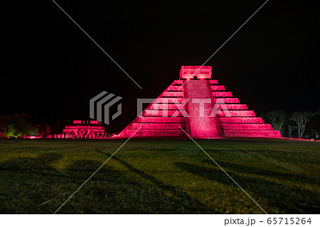 メキシコ　チチェン・イッツァの遺跡　ライトアップ　夜 65715264