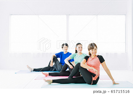 ヨガ　フィットネス　スポーツジム　女性　エクササイズ 65715516
