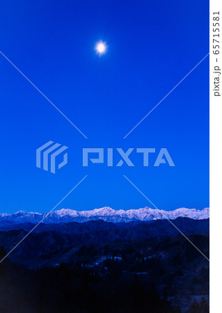 信州・小川村から望む初冬の北アルプス(夜明け前) 信州・小川村から望む初冬の北アルプス(夜明け前) 65715581