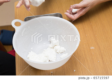 白玉団子作り 白玉団子作り 65715597