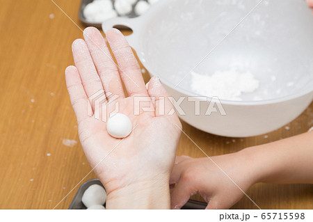 白玉団子作り 65715598