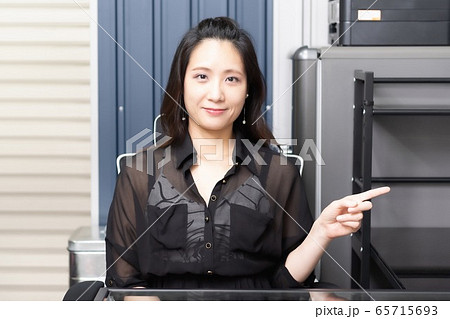 ポイントを指差しする女性 65715693