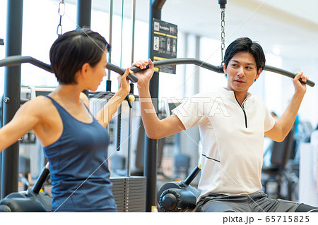 カップル スポーツジム 筋トレ スポーツクラブ 65715825