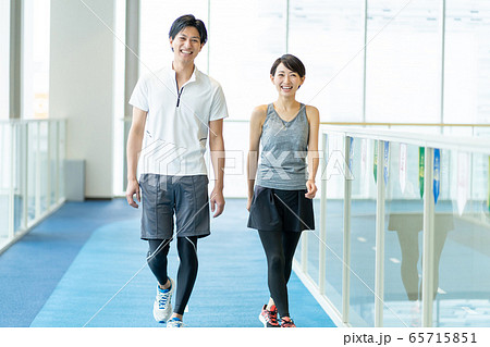 スポーツジム  ジョギング トレーニング スポーツイメージ 65715851