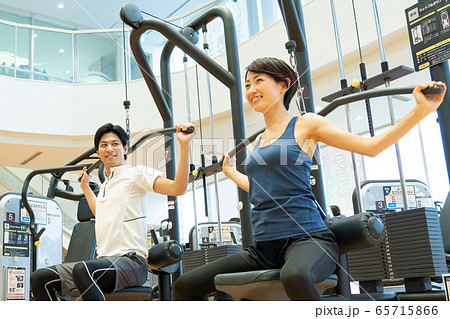 カップル ジム 筋トレ ウェイトトレーニング スポーツクラブ 65715866