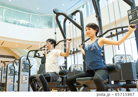 カップル ジム 筋トレ ウェイトトレーニング スポーツクラブ 65715867