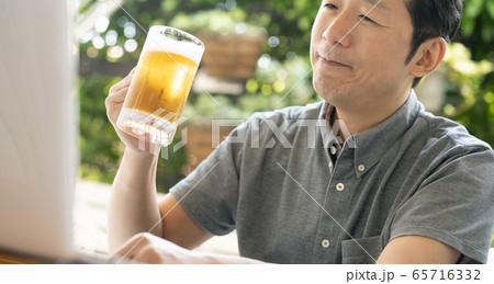 男性　ビール　夏 65716332