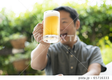 男性　ビール　夏 65716333