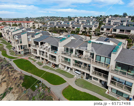 Aerial view of wealthy community on the cleef next to the ocean in south california 65717498