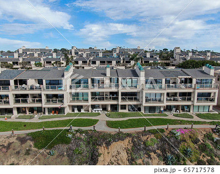 Aerial view of wealthy community on the cleef next to the ocean in south california 65717578
