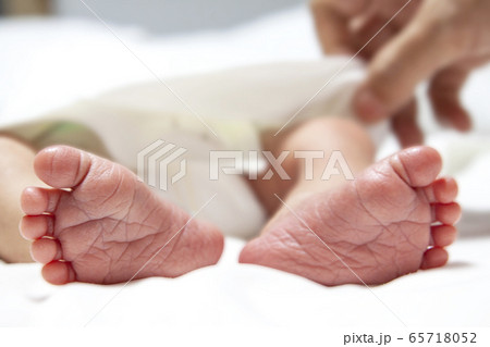 子供 クローズアップ 家族 65718052