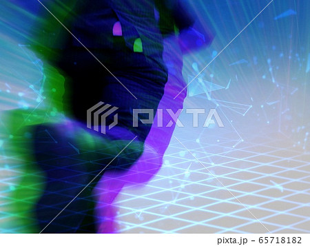 走るビジネスマンのシルエット 65718182