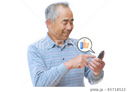 スマートフォンで「いいね」ボタンを押す男性 スマートフォンで「いいね」ボタンを押す男性 65718522