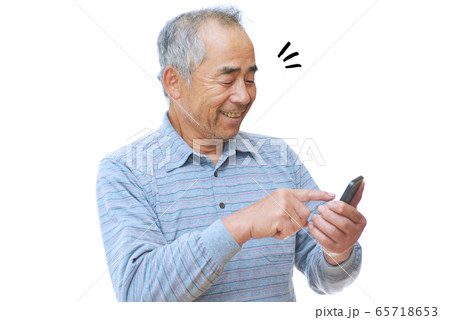 スマートフォンを操作する男性 65718653