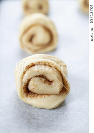 おうちでパン作り　シナモンロール　フィンランド式の成型をした様子 65718734