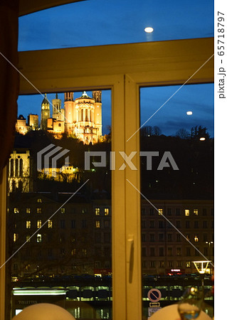 部屋から見えるフルヴィエール大聖堂 部屋から見えるフルヴィエール大聖堂 65718797