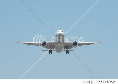 東京湾の羽田沖から羽田空港に着陸する飛行機 東京湾の羽田沖から羽田空港に着陸する飛行機 65718952