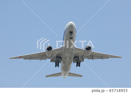 東京湾の羽田沖から羽田空港に着陸する飛行機 65718955