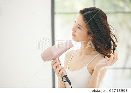 ヘアケア ドライヤー 女性 65718993