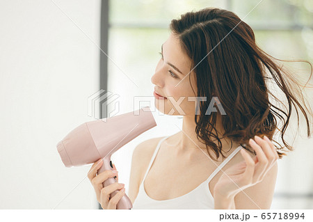 ヘアケア ドライヤー 女性 65718994