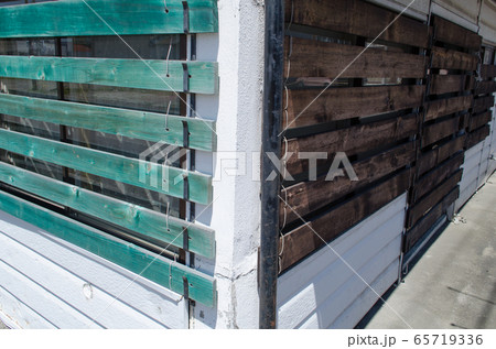 雪囲いされた窓 65719336