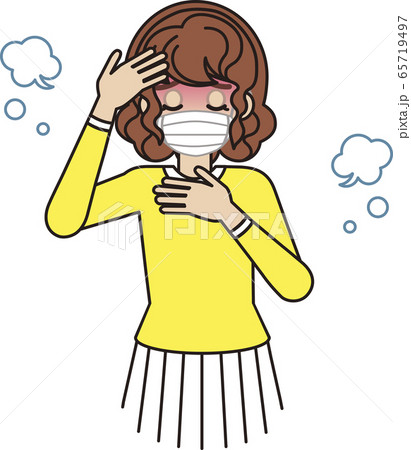発熱で顔が赤く、呼吸の荒いマスク着用の若い女性。頭と胸元に手を当てている。 65719497