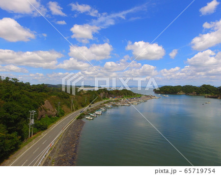 湾岸道路・空・白い雲〜ドローンで空撮（宮城県東松島市宮戸字樫木山） 65719754