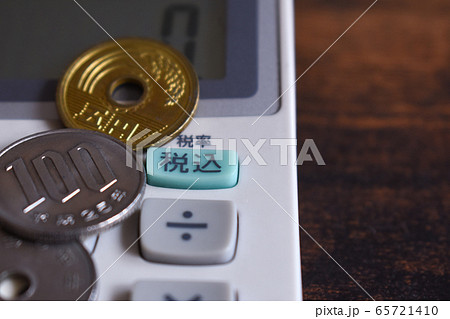 節約イメージ　貯金と電卓 65721410