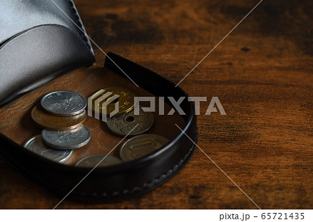 コインケースと小銭　お金 65721435