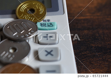 計算機　電卓と小銭 65721444